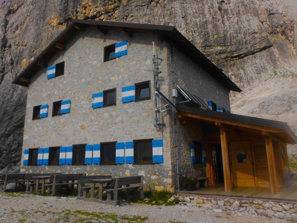 Rifugio Velo Della Madonna Hotel ซานมาร์ตีโนดีกัสตรอสซา ภายนอก รูปภาพ