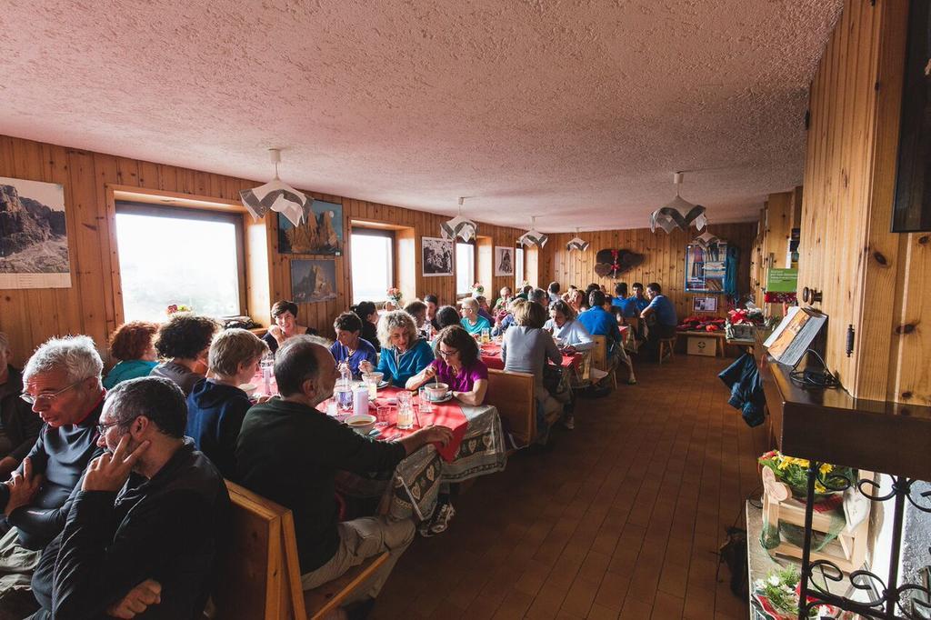 Rifugio Velo Della Madonna Hotel ซานมาร์ตีโนดีกัสตรอสซา ภายนอก รูปภาพ