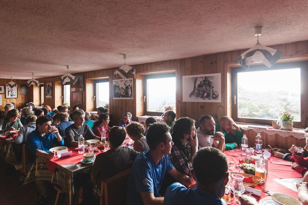 Rifugio Velo Della Madonna Hotel ซานมาร์ตีโนดีกัสตรอสซา ภายนอก รูปภาพ